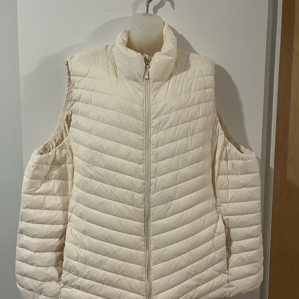Old Navy Women's Off-White Puffer Vest